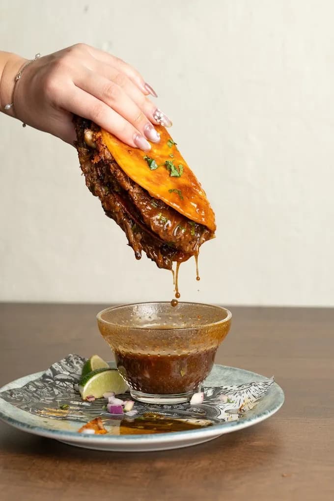 Lavi Tacos Logo